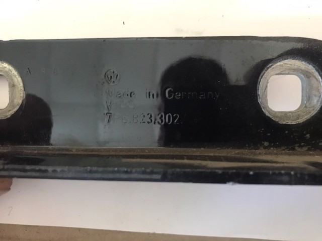Завеса капота правая 7P6823302 VAG