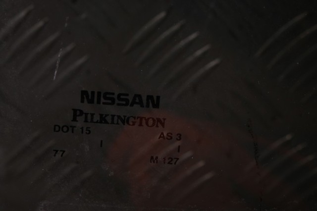 Стекло заднее правое 823006FL1A NISSAN