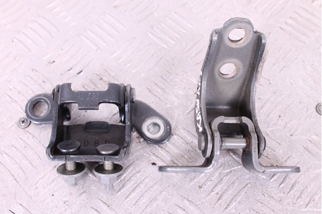 Петля задней правой двери 824003NA1A NISSAN