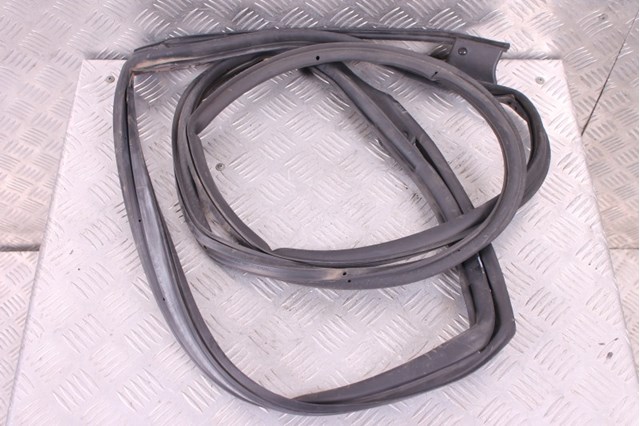 Уплотнитель двери задней, левой (на двери) 828311CA0A NISSAN