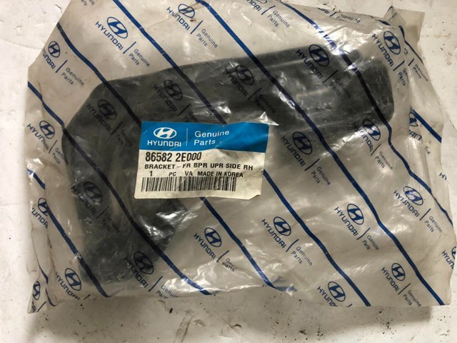 Правое крепление переднего бампера 865822E000 HYUNDAI