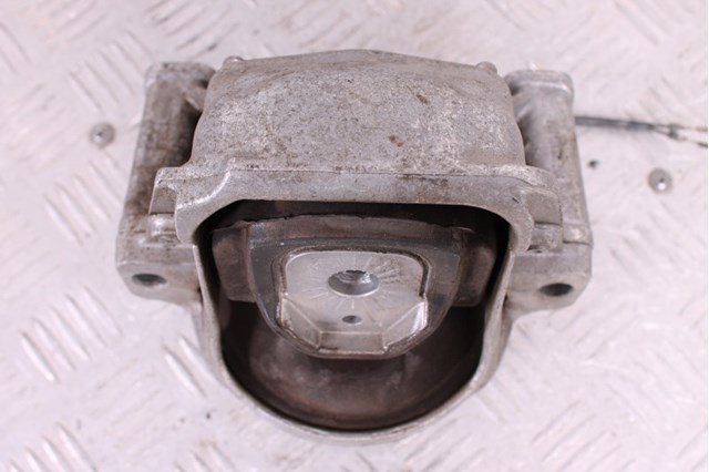 8R0199381B VAG Левая подушка двигателя купить в Ровно