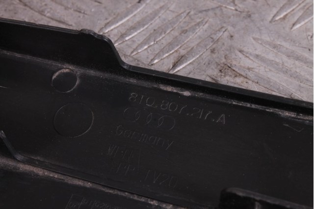 Передний клык бампера 8T0807217A VAG