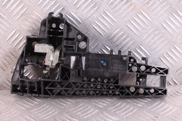 Держатель наружной ручки двери, задней правой 8T0837886A VAG