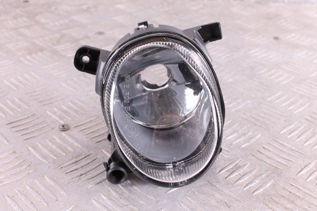 Противотуманка правая 8T0941700 VAG