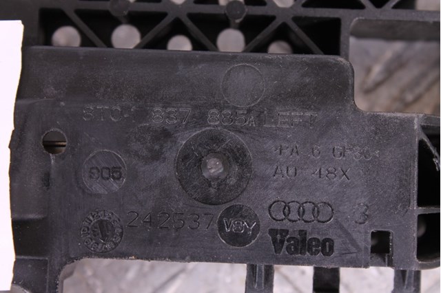Держатель наружной ручки двери, передней левой 8T1837885B VAG
