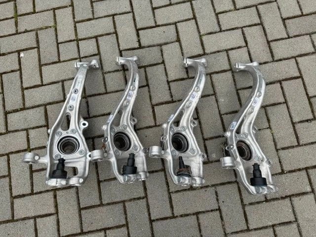 Кулак поворотный передний правый 8W0407242F VAG