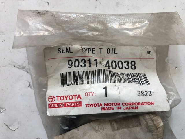 Сальник полуоси переднего моста правой 9031140038 TOYOTA