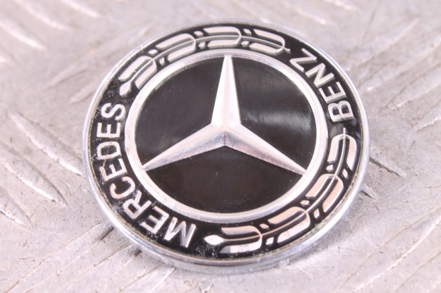 Фирменный значек капота A0008171701 MERCEDES