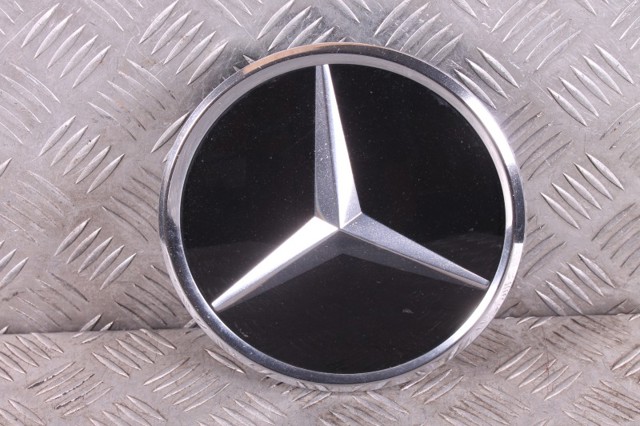 Эмблема на решетку радиатора A1648880411 MERCEDES