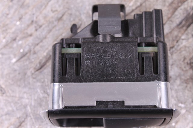 Кнопка подъемника переднего правого стекла A2049058102 MERCEDES