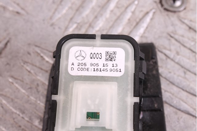 Кнопки переднего правого стеклоподъемника A2059051513 MERCEDES