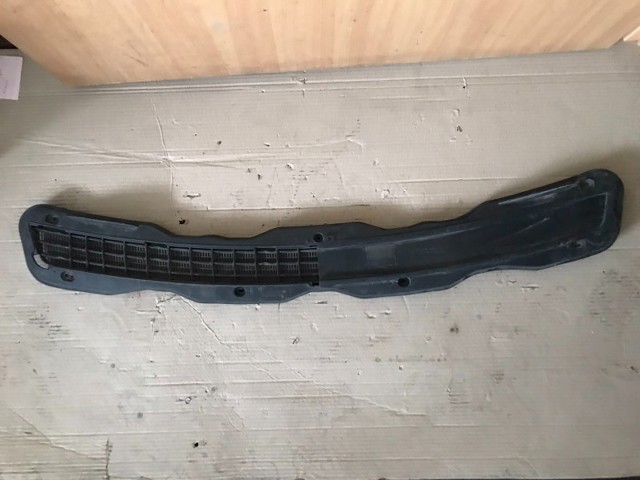 Решетка капота A2108800705 MERCEDES