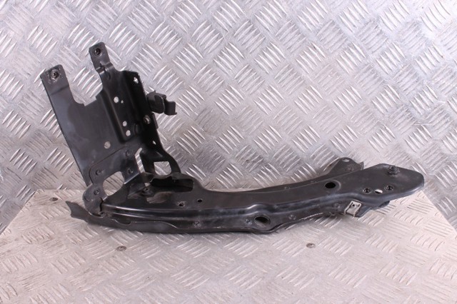 Рамка радиатора правая A2116200416 MERCEDES