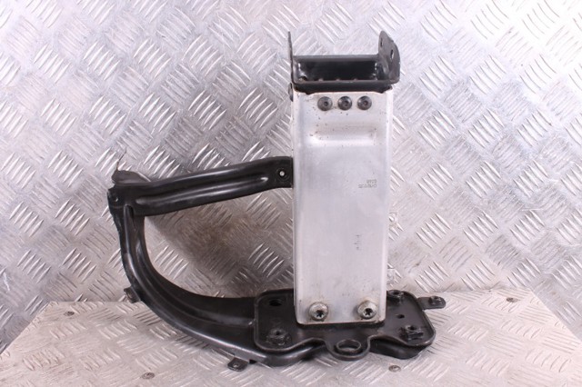 MERCEDES A2116200795 Кронштейн бампера переднего левый в наличии Павлоград