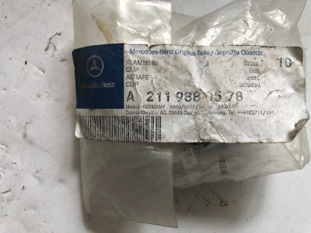 Пистон (клип) крепления накладок порогов A2119880578 MERCEDES