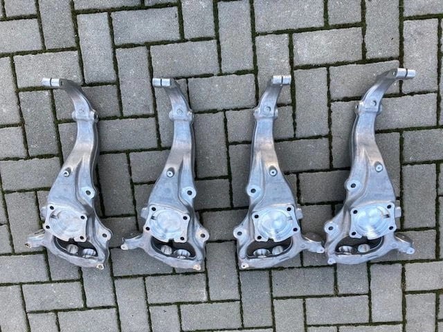 MERCEDES 2223322001 Цапфа (поворотный кулак) передний правый в наличии Запорожье