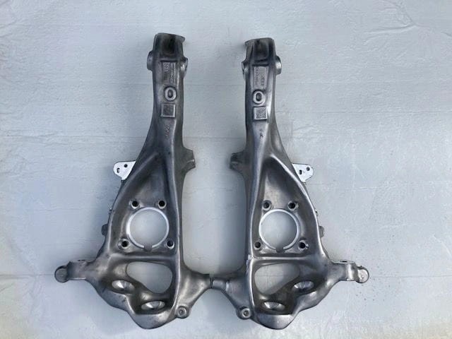 MERCEDES A2233323200 Цапфа (поворотный кулак) передний правый в наличии Украина