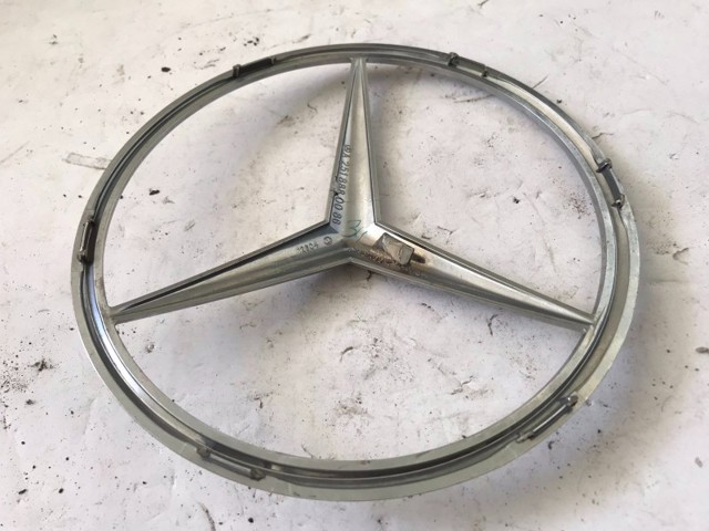 Эмблема на решетку радиатора A2518880086 MERCEDES