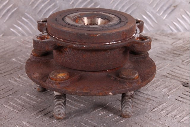 Ступицы передних колес B45A3304X MAZDA