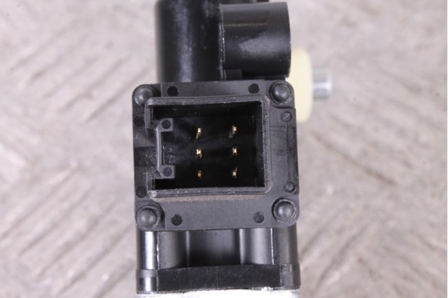 Мотор стеклоподъемника двери передней, правой D6515858XB MAZDA