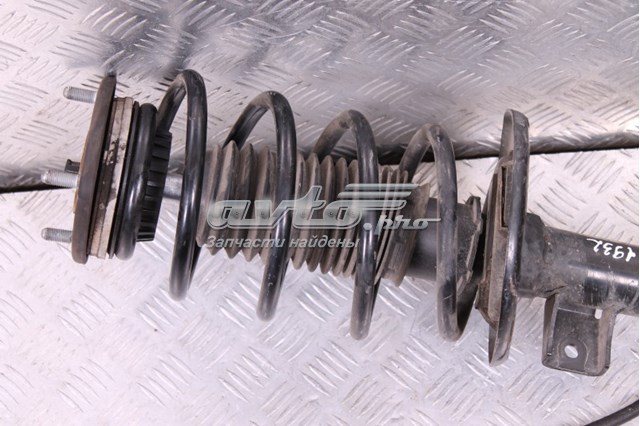 Цапфа (поворотный кулак) передний правый GHP933021A MAZDA