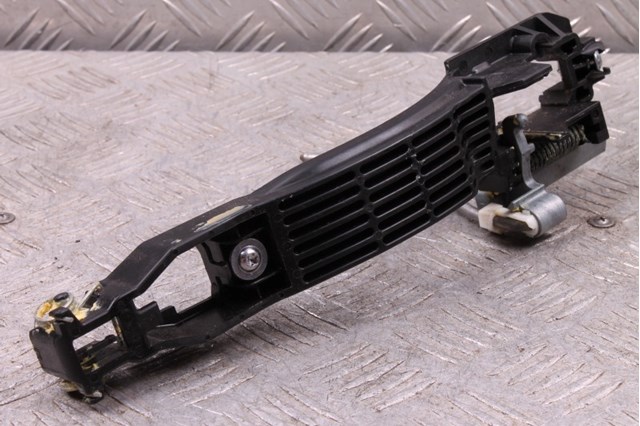 Держатель наружной ручки двери, задней левой GHP97342XB MAZDA