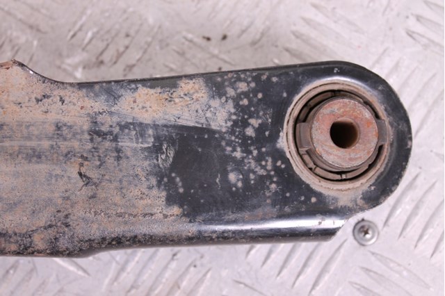 Рычаг задней подвески нижний, левый KD3528350 MAZDA