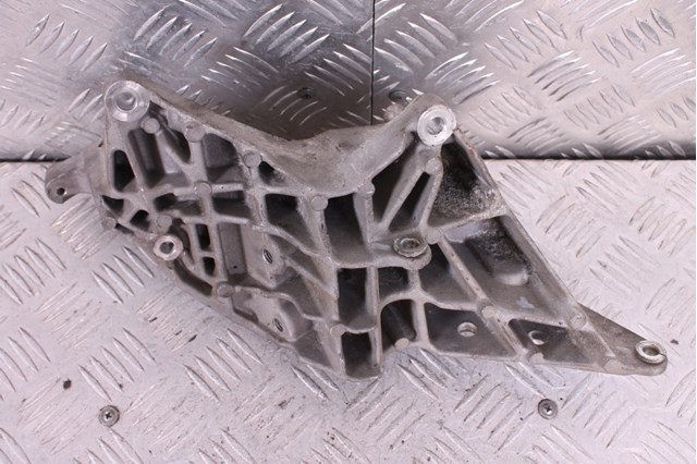LAND ROVER LR018304 Кронштейн генератора в наличии Полтава