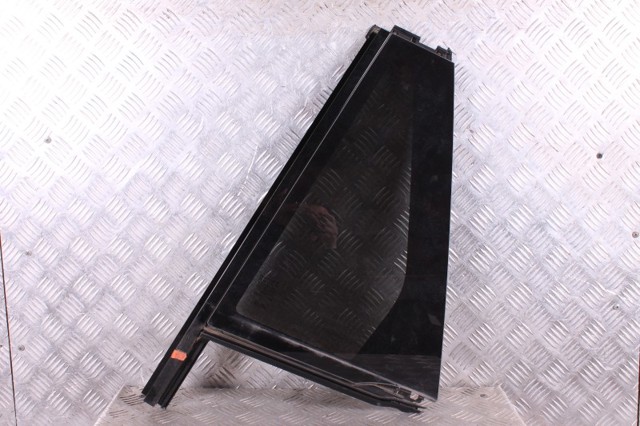 Уголок задней левой двери LR034316 LAND ROVER