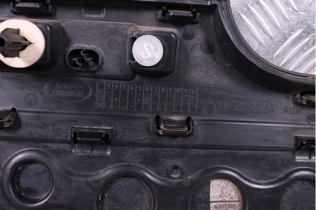LR038845 LAND ROVER Молдинг двери передней правой нижний купить в Ужгород