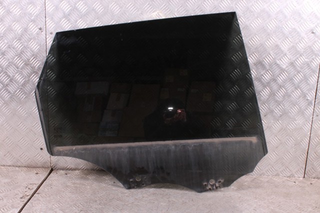 Окно задней двери LR043951 LAND ROVER