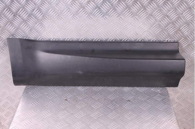 Накладка задней правой двери, нижняя LR044140 LAND ROVER