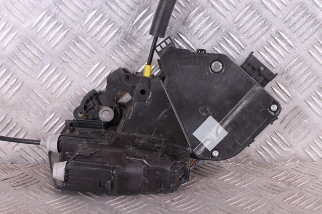 Замок двери задней правой LR078743 LAND ROVER