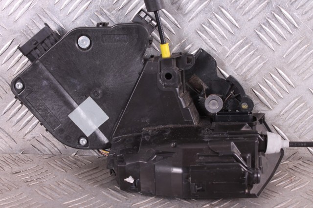 Замок задней двери, левой LR078749 LAND ROVER