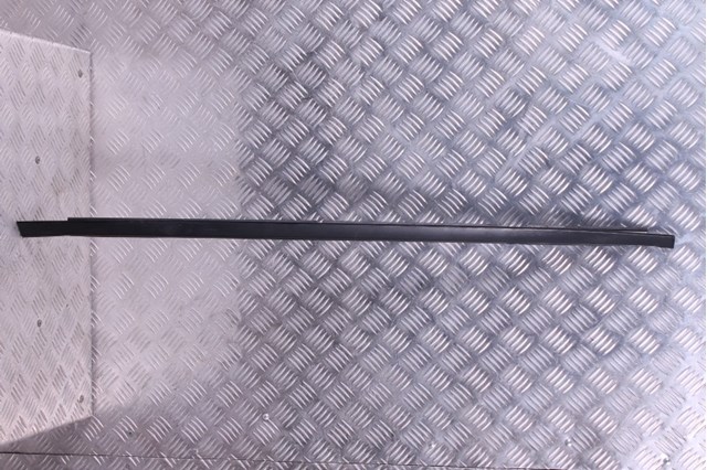 Молдинг опускного стекла нижний, двери задней, правой MR525758 MITSUBISHI