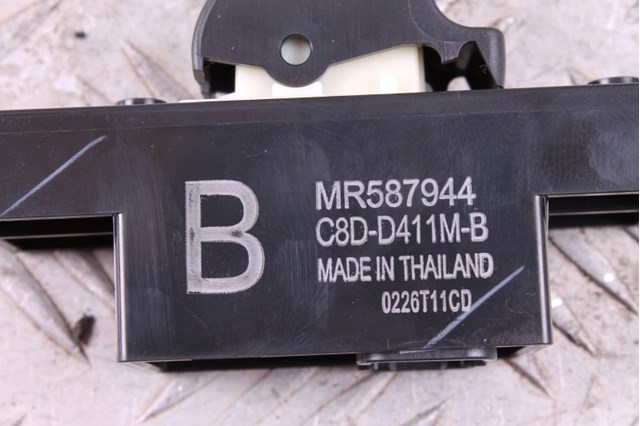 MR587944 MITSUBISHI Кнопочный блок управления стеклоподъемником передний правый купить в Киев
