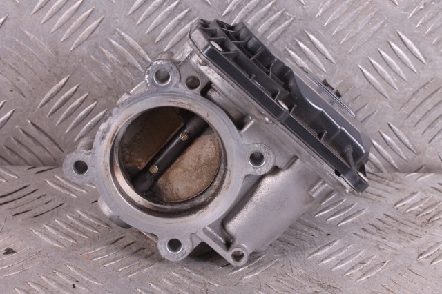 Блок дроссельной заслонки PE0113640B MAZDA