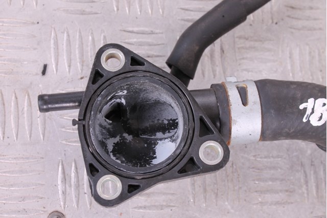 Патрубок системы охлаждения ZJ3815186C MAZDA