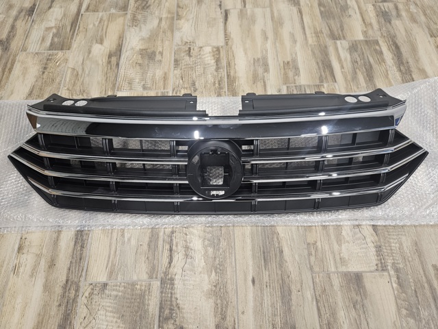 17A853651RIDJ Решітка радіатора Jetta mk7  дуже гарної якості з ущільнювачами