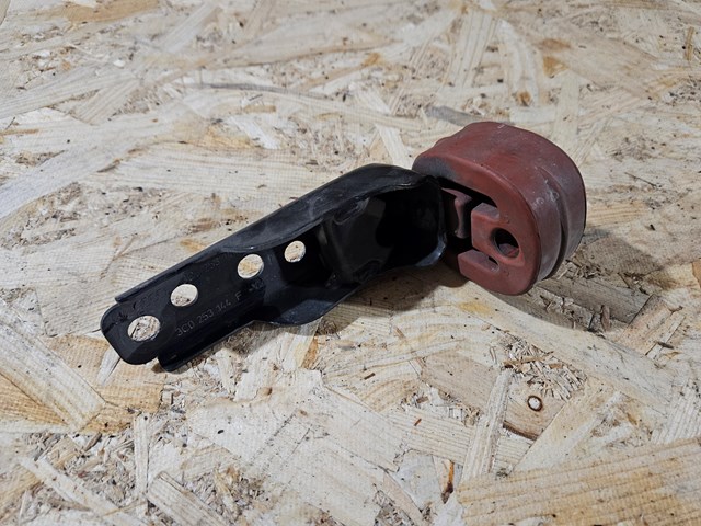 3C0253144F 001 Кронштейн глушника Passat b8 usa + резинка