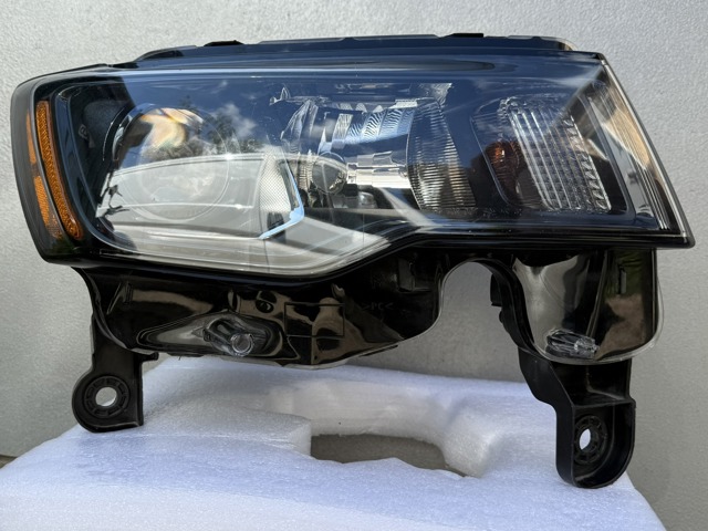 Вставка фары правой 68266646AE CHRYSLER