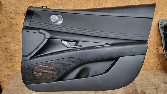 82308AB010NNB Обшивка двери карточка передняя правая Hyundai Elantra