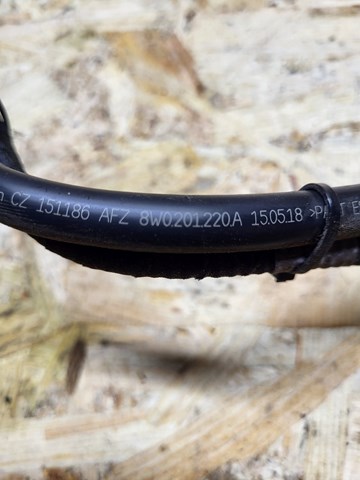8W0201220A Трубка вакуумная
