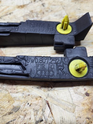 8W0807251A Уплотнитель капота