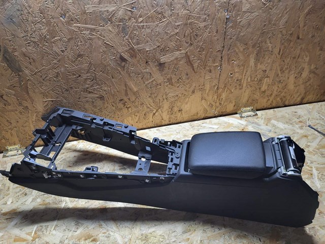 8W0864283B Подлокотник в сборе