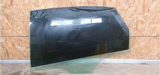 8W5845205 Стекло двери задней левой