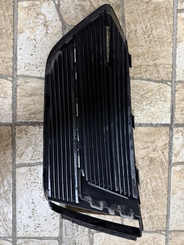 8W6807681M - Audi a5 нижняя решётка фото 2