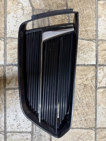 8W6807681M - Audi a5 нижняя решётка