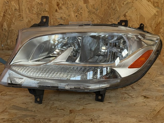 A9109060400 фара ліва Spinter 907 оригінал, одне вушко підпаяне. Фара 2024 року